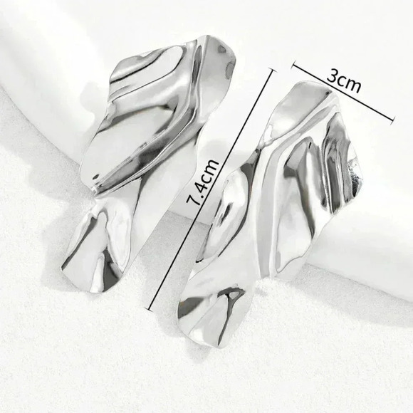 silver tone textured earrings chic trending - Picture 2 of 2